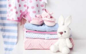 Leia mais sobre o artigo Como organizar o guarda-roupa de um bebê
