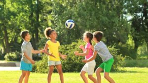 Leia mais sobre o artigo Brincadeiras com bola: as melhores para todas as idades
