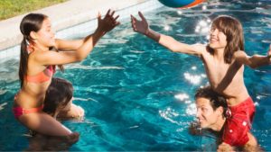 Leia mais sobre o artigo 10 brincadeiras na piscina para toda a família + dicas de segurança