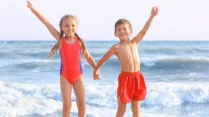 Leia mais sobre o artigo Look praia infantil: roupas coloridas e alegres para crianças