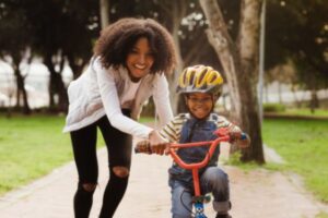 Leia mais sobre o artigo Como ensinar criança a andar de bicicleta? Guia definitivo!