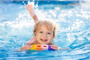Leia mais sobre o artigo Brinquedos para piscina: 7 dicas para aproveitar com as crianças