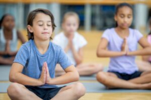 Leia mais sobre o artigo Meditação guiada para crianças funciona? Veja nossa análise