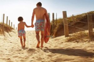 Leia mais sobre o artigo Moda praia pai e filho: veja 8 ideias estilosas