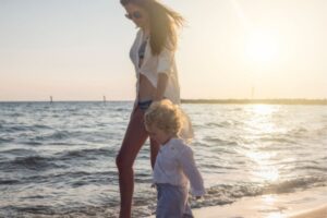 Leia mais sobre o artigo Roupa de praia mãe e filho: 9 dicas para um look INCRÍVEL