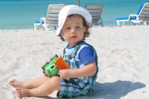 Leia mais sobre o artigo O que levar para praia com bebê de 2 anos? Checklist completo