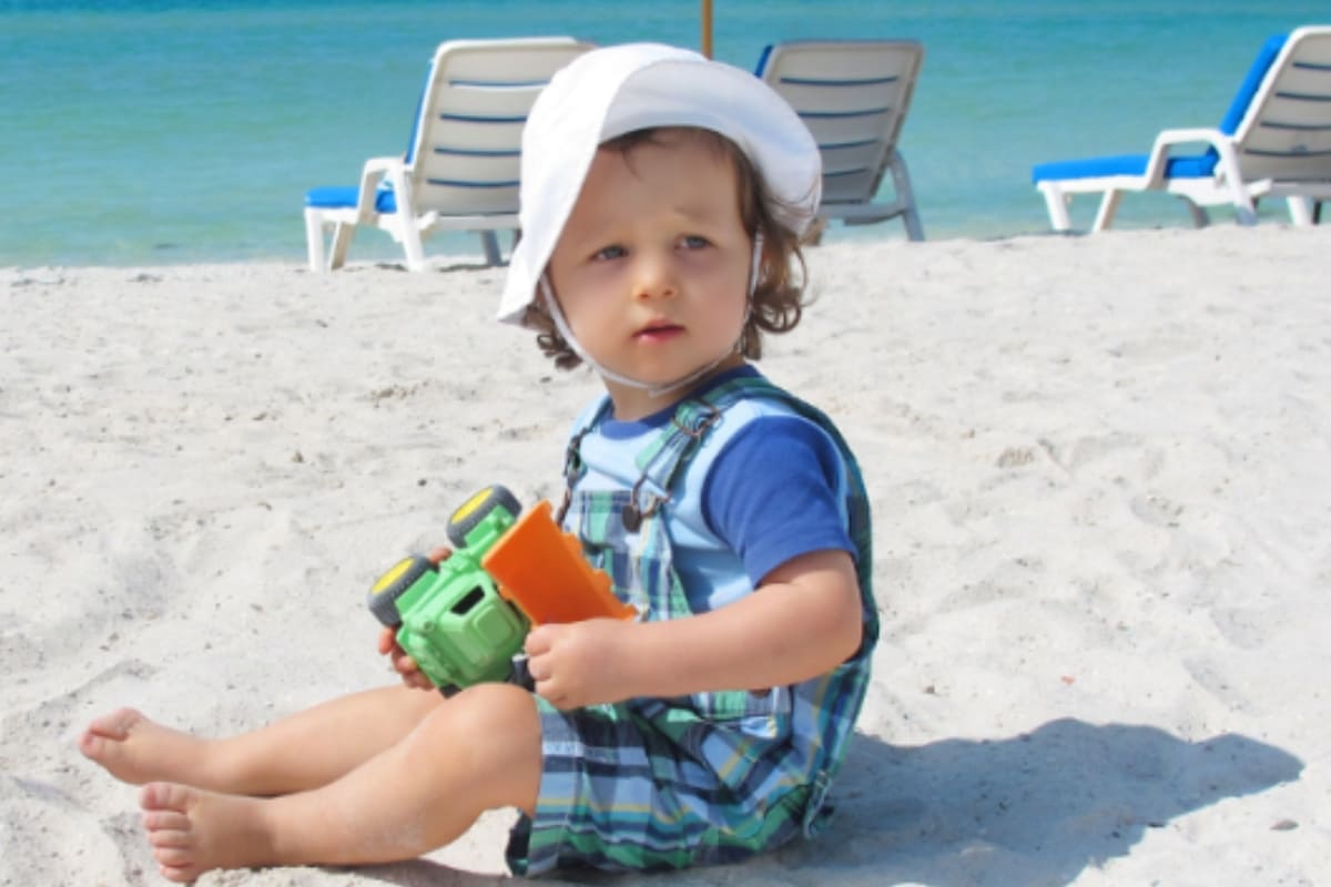 Você está visualizando atualmente O que levar para praia com bebê de 2 anos? Checklist completo