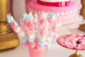 Leia mais sobre o artigo Decoração com marshmallow para festa infantil: centro de mesa, bolo e mais!