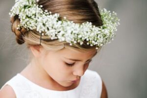 Leia mais sobre o artigo Penteado infantil para casamento simples: 17