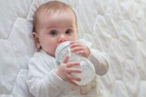 Leia mais sobre o artigo Posso dar leite ninho para bebê? Quais são os riscos?