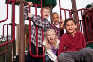 Leia mais sobre o artigo Como montar um playground infantil? Dicas e brinquedos essenciais