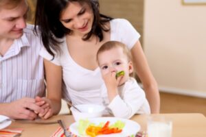 Leia mais sobre o artigo Afinal, o que bebê de 1 ano pode comer? Descubra!