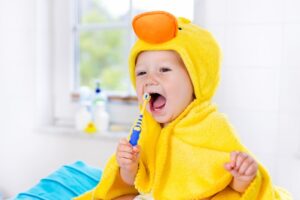 Leia mais sobre o artigo Como escovar os dentes do bebê? 3 dicas de ouro!