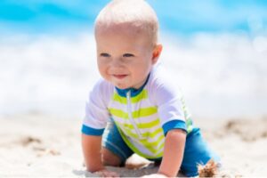 Leia mais sobre o artigo Roupa de praia para bebê: 7 ideias de looks para o seu filho