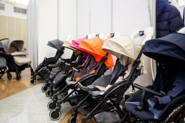 A foto contém diversos carrinhos de bebê com cores diferentes para ilustrar que é possível adquirir uma opção bonita e barata