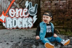 Leia mais sobre o artigo Roupas de rock para bebês: 8 opções cheia de atitude