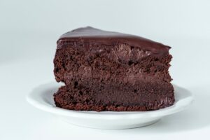 Leia mais sobre o artigo Bolo de chocolate com cobertura: receita deliciosa e fácil de fazer