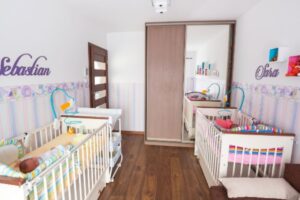Leia mais sobre o artigo Como montar um quarto de bebê para gêmeos? Veja 9 dicas!