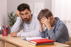 Leia mais sobre o artigo Como ajudar o filho no dever de casa? 5 dicas de ouro