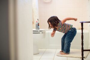 Leia mais sobre o artigo Como evitar acidentes no banheiro? 8 dicas para os pais