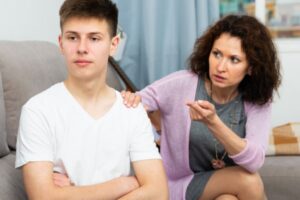 Leia mais sobre o artigo Como lidar com adolescente rebelde? 9 dicas para salvar os pais!