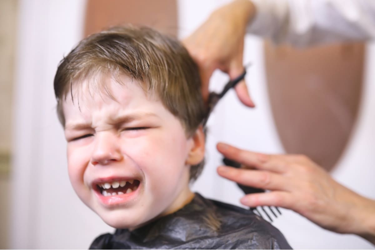 Você está visualizando atualmente O que fazer quando a criança chora para cortar o cabelo? 9 dicas