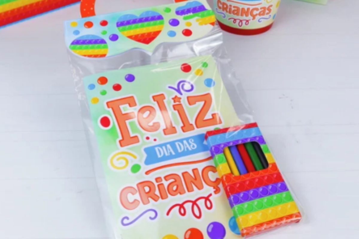 Kit de colorir é uma das melhores lembrancinhas de dia das crianças para alunos